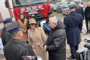 18.12.2021. Starachowice. Przekazanie nowego wozu ratowniczego strażakom z OSP na osiedlu Michałów. Na zdjęciu (w środku): poseł Agata Wojtyszek, poseł Krzysztof Lipiec / Anna Głąb / Radio Kielce