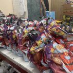 17.12.2021. Kielce. Odbiór paczek z żywnością i środkami czystości, które przygotowała na święta Caritas Diecezji Kieleckiej / Iwona Murawska / Radio Kielce