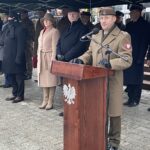 19.12.2021. Starachowice. Przysięga żołnierzy 10. Świętokrzyskiej Brygady Wojsk Obrony Terytorialnej. Na zdjęciu (w środku): Agata Wojtyszek - poseł PiS, Jarosław Rusiecki - senator PiS i płk. Piotr Hałys - dowódca 10. ŚBWOT / Anna Głąb / Radio Kielce