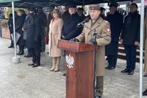 19.12.2021. Starachowice. Przysięga żołnierzy 10. Świętokrzyskiej Brygady Wojsk Obrony Terytorialnej. Na zdjęciu (w środku): Agata Wojtyszek - poseł PiS, Jarosław Rusiecki - senator PiS i płk. Piotr Hałys - dowódca 10. ŚBWOT / Anna Głąb / Radio Kielce