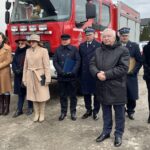 18.12.2021. Starachowice. Przekazanie nowego wozu ratowniczego strażakom z OSP na osiedlu Michałów. Na zdjęciu (od lewej): radna Marta Zięba, Ewa Skiba - wiceprezydent Starachowic, poseł Agata Wojtyszek, Ryszard Gliwiński - prezes WFOŚ, st. bryg. Grzegorz Rajca - zastępca Świętokrzyskiego Komendanta Wojewódzkiego PSP, poseł Krzysztof Lipiec, mł. bryg. Sławomir Zięba - komendant powiatowy PSP w Starachowicach, radna Agnieszka Kuś / Anna Głąb / Radio Kielce
