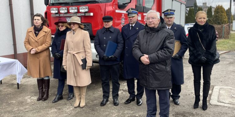 18.12.2021. Starachowice. Przekazanie nowego wozu ratowniczego strażakom z OSP na osiedlu Michałów. Na zdjęciu (od lewej): radna Marta Zięba, Ewa Skiba - wiceprezydent Starachowic, poseł Agata Wojtyszek, Ryszard Gliwiński - prezes WFOŚ, st. bryg. Grzegorz Rajca - zastępca Świętokrzyskiego Komendanta Wojewódzkiego PSP, poseł Krzysztof Lipiec, mł. bryg. Sławomir Zięba - komendant powiatowy PSP w Starachowicach, radna Agnieszka Kuś / Anna Głąb / Radio Kielce