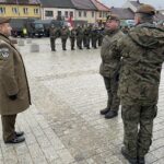 19.12.2021. Starachowice. Przysięga żołnierzy 10. Świętokrzyskiej Brygady Wojsk Obrony Terytorialnej. Na zdjęciu (po lewej): płk. Piotr Hałys - dowódca 10. ŚBWOT / Anna Głąb / Radio Kielce