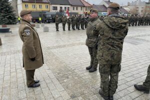 19.12.2021. Starachowice. Przysięga żołnierzy 10. Świętokrzyskiej Brygady Wojsk Obrony Terytorialnej. Na zdjęciu (po lewej): płk. Piotr Hałys - dowódca 10. ŚBWOT / Anna Głąb / Radio Kielce