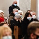 03.12.2021. Włoszczowa. Obchody 37. rocznicy protestu w obronie krzyży w Zespole Szkół Zawodowych. Msza święta / Jarosław Kubalski / Radio Kielce