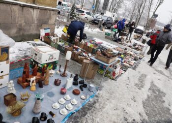 Kolekcjonerzy świętują z tortem - Radio Kielce 11.12.2021. Kielce. WDK. Giełda kolekcjonerska / Jarosław Kubalski / Radio Kielce