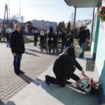 03.12.2021. Włoszczowa. Obchody 37. rocznicy protestu w obronie krzyży w Zespole Szkół Zawodowych. Złożenie kwiatów pod tablicą upamiętniającą protest młodzieży w obronie krzyży. Na zdjęciu (od lewej): senator Krzysztof Słoń, Mirosław Gębski - starosta kielecki, poseł Krzysztof Lipiec / Jarosław Kubalski / Radio Kielce