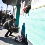 03.12.2021. Włoszczowa. Obchody 37. rocznicy protestu w obronie krzyży w Zespole Szkół Zawodowych. Złożenie kwiatów pod tablicą upamiętniającą protest młodzieży w obronie krzyży. Na zdjęciu: Dariusz Czechowski - starosta włoszczowski / Jarosław Kubalski / Radio Kielce