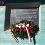 03.12.2021. Włoszczowa. Obchody 37. rocznicy protestu w obronie krzyży w Zespole Szkół Zawodowych. Tablica upamiętniająca protest młodzieży w obronie krzyży / Jarosław Kubalski / Radio Kielce