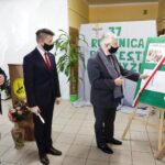 03.12.2021. Włoszczowa. Obchody 37. rocznicy protestu w obronie krzyży w Zespole Szkół Zawodowych. Akademia w Zespole Szkół  nr 3. Na zdjęciu (od lewej): Dariusz Czechowski - starosta włoszczowski, poseł Bartłomiej Dorywalski, poseł Krzysztof Lipiec / Jarosław Kubalski / Radio Kielce