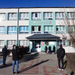 03.12.2021. Włoszczowa. Obchody 37. rocznicy protestu w obronie krzyży w Zespole Szkół Zawodowych. Złożenie kwiatów pod tablicą upamiętniającą protest młodzieży w obronie krzyży / Jarosław Kubalski / Radio Kielce