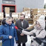 28.12.2021. Kielce. Przekazanie sprzętu do walki z COVID-19 dla Szpitala Powiatowego w Ostrowcu Świętokrzyskim. Na zdjęciu (od lewej): Zbigniew Koniusz - wojewoda świętokrzyski, Tomasz Kopiec - dyrektor szpitala w Ostrowcu Świętokrzyskim i Iwona Murawska - Radio Kielce / Jarosław Kubalski / Radio Kielce