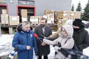 28.12.2021. Kielce. Przekazanie sprzętu do walki z COVID-19 dla Szpitala Powiatowego w Ostrowcu Świętokrzyskim. Na zdjęciu (od lewej): Zbigniew Koniusz - wojewoda świętokrzyski, Tomasz Kopiec - dyrektor szpitala w Ostrowcu Świętokrzyskim i Iwona Murawska - Radio Kielce / Jarosław Kubalski / Radio Kielce