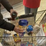 03.12.2021. Kielce. Przedświąteczna zbiórka żywności, zorganizowana przez Caritas / Iwona Murawska