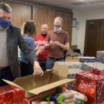 10.12.2021. Kielce. Pracownicy urzędu marszałkowskiego włączyli się w ogólnopolską akcję „Szlachetna Paczka” / Iwona Murawska / Radio Kielce