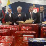 10.12.2021. Kielce. Pracownicy urzędu marszałkowskiego włączyli się w ogólnopolską akcję „Szlachetna Paczka”. Na zdjęciu (od lewej): Tomasz Jamka - członek zarządu województwa, Marek Bogusławski - wicemarszałek województwa, Andrzej Bętkowski - marszałek województwa, Andrzej Pruś - przewodniczący sejmiku województwa, Mariusz Bodo - sekretarz województwa, Renata Janik - wicemarszałek województwa / Iwona Murawska / Radio Kielce