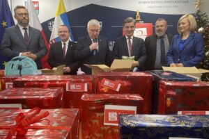 10.12.2021. Kielce. Pracownicy urzędu marszałkowskiego włączyli się w ogólnopolską akcję „Szlachetna Paczka”. Na zdjęciu (od lewej): Tomasz Jamka - członek zarządu województwa, Marek Bogusławski - wicemarszałek województwa, Andrzej Bętkowski - marszałek województwa, Andrzej Pruś - przewodniczący sejmiku województwa, Mariusz Bodo - sekretarz województwa, Renata Janik - wicemarszałek województwa / Iwona Murawska / Radio Kielce