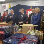 10.12.2021. Kielce. Pracownicy urzędu marszałkowskiego włączyli się w ogólnopolską akcję „Szlachetna Paczka”. Na zdjęciu (od lewej): Tomasz Jamka - członek zarządu województwa, Marek Bogusławski - wicemarszałek województwa, Andrzej Bętkowski - marszałek województwa, Andrzej Pruś - przewodniczący sejmiku województwa, Mariusz Bodo - sekretarz województwa, Renata Janik - wicemarszałek województwa / Iwona Murawska / Radio Kielce