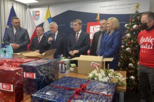 10.12.2021. Kielce. Pracownicy urzędu marszałkowskiego włączyli się w ogólnopolską akcję „Szlachetna Paczka”. Na zdjęciu (od lewej): Tomasz Jamka - członek zarządu województwa, Marek Bogusławski - wicemarszałek województwa, Andrzej Bętkowski - marszałek województwa, Andrzej Pruś - przewodniczący sejmiku województwa, Mariusz Bodo - sekretarz województwa, Renata Janik - wicemarszałek województwa / Iwona Murawska / Radio Kielce