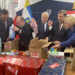 10.12.2021. Kielce. Pracownicy urzędu marszałkowskiego włączyli się w ogólnopolską akcję „Szlachetna Paczka”. Na zdjęciu (od lewej): Tomasz Jamka - członek zarządu województwa, Marek Bogusławski - wicemarszałek województwa, Andrzej Bętkowski - marszałek województwa, Andrzej Pruś - przewodniczący sejmiku województwa, Renata Janik - wicemarszałek województwa / Iwona Murawska / Radio Kielce