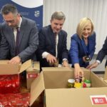 10.12.2021. Kielce. Pracownicy urzędu marszałkowskiego włączyli się w ogólnopolską akcję „Szlachetna Paczka”. Na zdjęciu (od lewej): Mariusz Bodo - sekretarz województwa, Tomasz Jamka - członek zarządu województwa, Andrzej Pruś - przewodniczący sejmiku województwa, Renata Janik - wicemarszałek województwa, Andrzej Bętkowski - marszałek województwa / Iwona Murawska / Radio Kielce