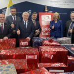 10.12.2021. Kielce. Pracownicy urzędu marszałkowskiego włączyli się w ogólnopolską akcję „Szlachetna Paczka”. Na zdjęciu (od lewej): Marek Bogusławski - wicemarszałek województwa, Tomasz Jamka - członek zarządu województwa, Andrzej Bętkowski - marszałek województwa, Andrzej Pruś - przewodniczący sejmiku województwa, Renata Janik - wicemarszałek województwa, Mariusz Bodo - sekretarz województwa / Iwona Murawska / Radio Kielce