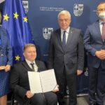 10.12.2021. Kielce. Na zdjęciu (od lewej): Renata Janik - wicemarszałek województwa, Michał Wrona - nowy świętokrzyski rzecznik ds. osób z niepełnosprawnościami, Andrzej Bętkowski - marszałek województwa świętokrzyskiego, Arkadiusz Ślipikowski - zastępca dyrektora Departamentu Regionalnego Ośrodka Polityki Społecznej urzędu marszałkowskiego / Iwona Murawska / Radio Kielce