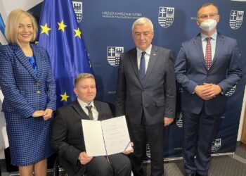 10.12.2021. Kielce. Na zdjęciu (od lewej): Renata Janik - wicemarszałek województwa, Michał Wrona - nowy świętokrzyski rzecznik ds. osób z niepełnosprawnościami, Andrzej Bętkowski - marszałek województwa świętokrzyskiego, Arkadiusz Ślipikowski - zastępca dyrektora Departamentu Regionalnego Ośrodka Polityki Społecznej urzędu marszałkowskiego / Iwona Murawska / Radio Kielce