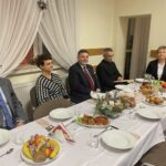 11.12.2021. Gorzyczany. Spotkanie z posłem Andrzejem Kryjem. Na zdjęciu (od lewej): Jerzy Adamkiewicz - kierownik biura powiatowego ARiMR  w Staszowie, Anna Paluch - zastępca dyrektora oddziału regionalnego ARiMR w Kielcach, poseł PiS Andrzej Kryj, ks. Bogdan Król, Alicja Wołos - przewodnicząca Koła Gospodyń Wiejskich w Gorzyczanach / Grażyna Szlęzak-Wójcik / Radio Kielce