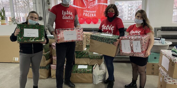 12.12.2021. Sandomierz. Finał „Szlachetnej Paczki”. Na zdjęciu wolontariusze (od lewej): Weronika Zboch, Grzegorz Socha, Anna Augustyńska-Biłyk, Wiktoria Kępa - liderka / Grażyna Szlęzak-Wójcik / Radio Kielce