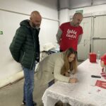 12.12.2021. Sandomierz. Finał „Szlachetnej Paczki”. Na zdjęciu (od lewej): Krzysztof i Katarzyna, darczyńcy ze Stalowej Woli, Grzegorz Socha - wolontariusz / Grażyna Szlęzak-Wójcik / Radio Kielce