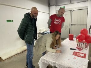 12.12.2021. Sandomierz. Finał „Szlachetnej Paczki”. Na zdjęciu (od lewej): Krzysztof i Katarzyna, darczyńcy ze Stalowej Woli, Grzegorz Socha - wolontariusz / Grażyna Szlęzak-Wójcik / Radio Kielce