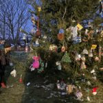 12.12.2021. Sandomierz. Wspólne ubieranie choinki przez mieszkańców miasta / Grażyna Szlęzak-Wójcik / Radio Kielce