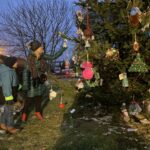 12.12.2021. Sandomierz. Wspólne ubieranie choinki przez mieszkańców miasta / Grażyna Szlęzak-Wójcik / Radio Kielce