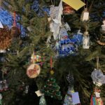 12.12.2021. Sandomierz. Wspólne ubieranie choinki przez mieszkańców miasta / Grażyna Szlęzak-Wójcik / Radio Kielce