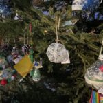 12.12.2021. Sandomierz. Wspólne ubieranie choinki przez mieszkańców miasta / Grażyna Szlęzak-Wójcik / Radio Kielce