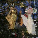 12.12.2021. Sandomierz. Wspólne ubieranie choinki przez mieszkańców miasta / Grażyna Szlęzak-Wójcik / Radio Kielce