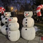 12.12.2021. Sandomierz. Wspólne ubieranie choinki przez mieszkańców miasta / Grażyna Szlęzak-Wójcik / Radio Kielce