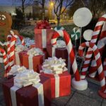 12.12.2021. Sandomierz. Wspólne ubieranie choinki przez mieszkańców miasta / Grażyna Szlęzak-Wójcik / Radio Kielce