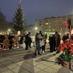 12.12.2021. Sandomierz. Wspólne ubieranie choinki przez mieszkańców miasta / Grażyna Szlęzak-Wójcik / Radio Kielce