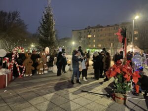 12.12.2021. Sandomierz. Wspólne ubieranie choinki przez mieszkańców miasta / Grażyna Szlęzak-Wójcik / Radio Kielce