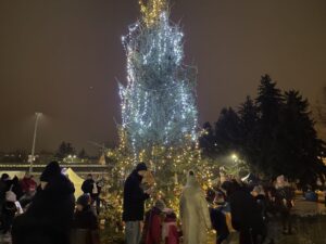 12.12.2021. Sandomierz. Wspólne ubieranie choinki przez mieszkańców miasta / Grażyna Szlęzak-Wójcik / Radio Kielce