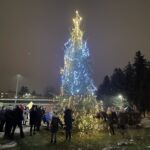 12.12.2021. Sandomierz. Wspólne ubieranie choinki przez mieszkańców miasta / Grażyna Szlęzak-Wójcik / Radio Kielce