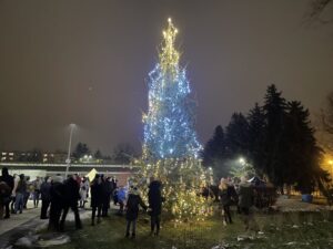 12.12.2021. Sandomierz. Wspólne ubieranie choinki przez mieszkańców miasta / Grażyna Szlęzak-Wójcik / Radio Kielce