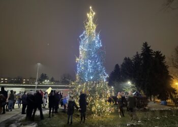 12.12.2021. Sandomierz. Wspólne ubieranie choinki przez mieszkańców miasta / Grażyna Szlęzak-Wójcik / Radio Kielce