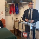 13.12.2021. Sandomierz. Spotkanie z uczniami w sandomierskim ratuszu z okazji 40. rocznicy wprowadzenia stanu wojennego w Polsce. Na zdjęciu (od lewej): Janusz Stasiak - zastępca burmistrza Sandomierza i Marcin Marzec - burmistrz Sandomierza / Grażyna Szlęzak-Wójcik / Radio Kielce