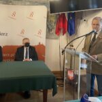 13.12.2021. Sandomierz. Spotkanie z uczniami w sandomierskim ratuszu z okazji 40. rocznicy wprowadzenia stanu wojennego w Polsce. Na zdjęciu (od lewej): Janusz Stasiak - zastępca burmistrza Sandomierza, Marcin Marzec - burmistrz Sandomierza i Kazimierz Plachimowcz - były przewodniczący Komisji Zakładowej NSZZ  „Solidarność” w oddziale Spółdzielni Transportu Wiejskiego w Sandomierzu, członek Zarządu Regionu NSZZ „Solidarność” Ziemia Sandomierska / Grażyna Szlęzak-Wójcik / Radio Kielce