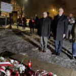 13.12.2021. Sandomierz. Obchody 40. rocznicy wprowadzenia stanu wojennego. Na zdjęciu (od lewej): Ryszard Nagórny - członek zarządu powiatu sandomierskiego, Marcin Piwnik - starosta sandomierski, Grażyna Szklarska - członek zarządu powiatu sandomierskiego / Grażyna Szlęzak-Wójcik / Radio Kielce