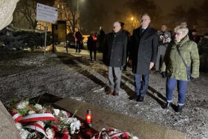 13.12.2021. Sandomierz. Obchody 40. rocznicy wprowadzenia stanu wojennego. Na zdjęciu (od lewej): Ryszard Nagórny - członek zarządu powiatu sandomierskiego, Marcin Piwnik - starosta sandomierski, Grażyna Szklarska - członek zarządu powiatu sandomierskiego / Grażyna Szlęzak-Wójcik / Radio Kielce