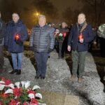 13.12.2021. Sandomierz. Obchody 40. rocznicy wprowadzenia stanu wojennego. Na zdjęciu: radni miejscy z klubu PiS, od lewej: Mariusz Prezgot, Marek Strugała, Krzysztof Szatan, Marcin Świerkula, przedstawiciel Związku Strzeleckiego / Grażyna Szlęzak-Wójcik / Radio Kielce